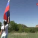 Девочка Маша встречает русских лётчиков с флагом России
